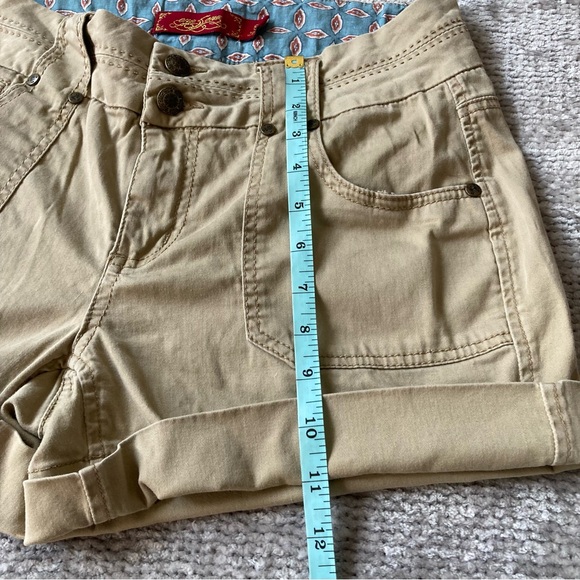 One Song Women’s Khaki Shorts Size 6 Rolled Cuff Brass Buttons Neutral Classic - Picture 6 of 9
